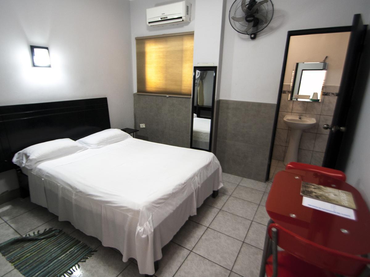 טומבס Jer'S Hostal מראה חיצוני תמונה